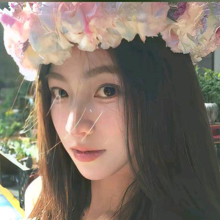 小鸟在天上飞，小猫在地上睡觉