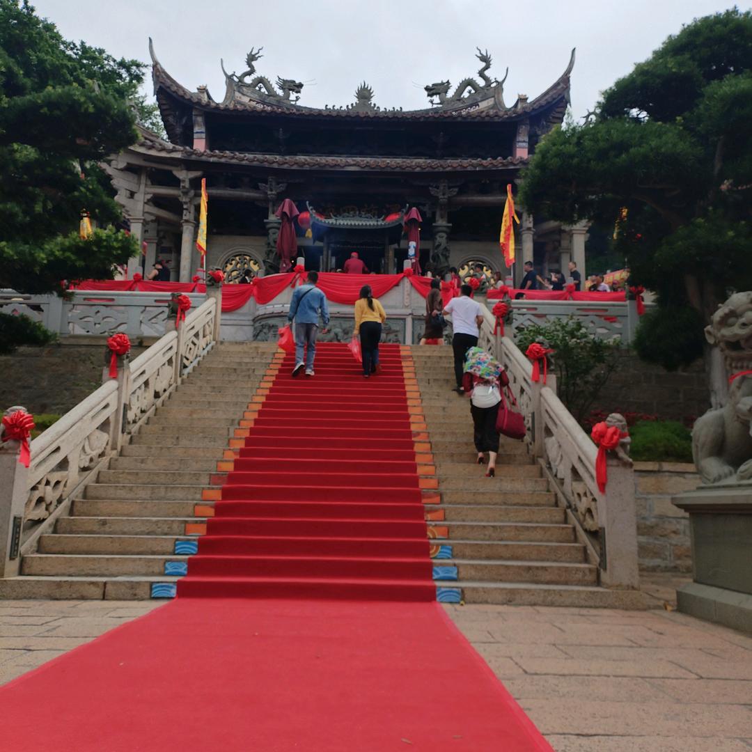 不该在回忆。