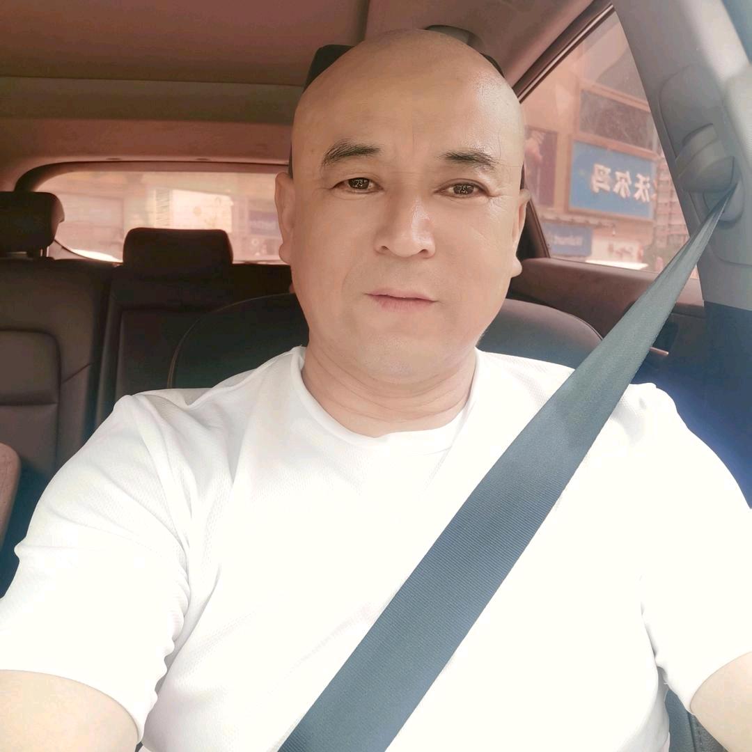 爱唱歌的小老头
