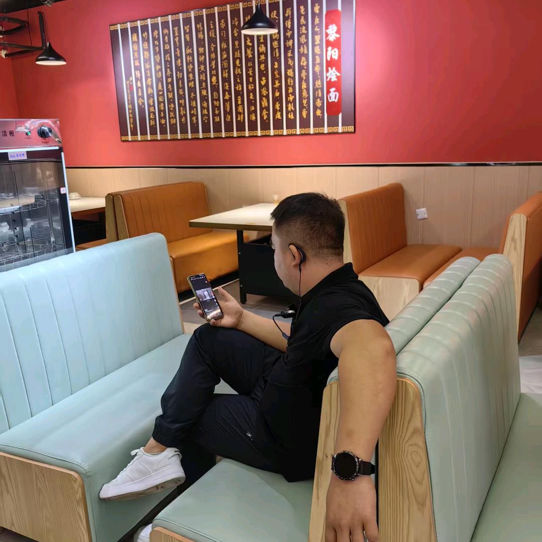 人民广场吃着炸鸡