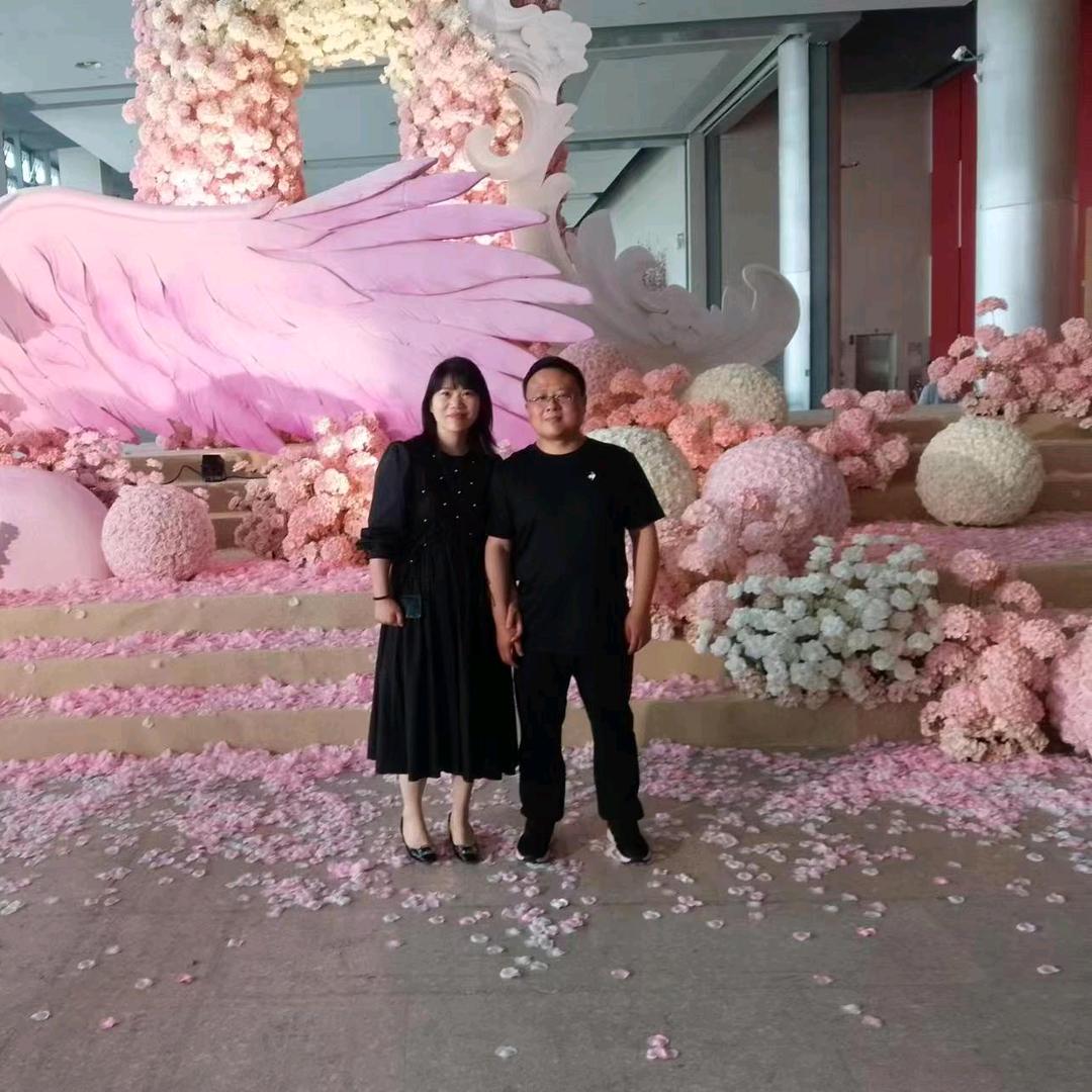 穿着围裙的钢铁侠妈妈