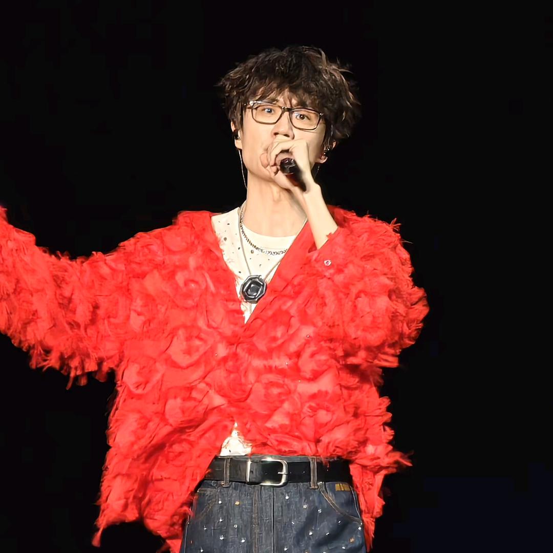 暴躁粉红兔狂踹20岁理工男细腿