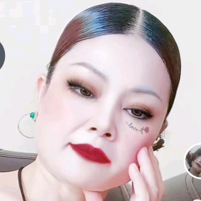 开心的女人巜喜欢娱乐》