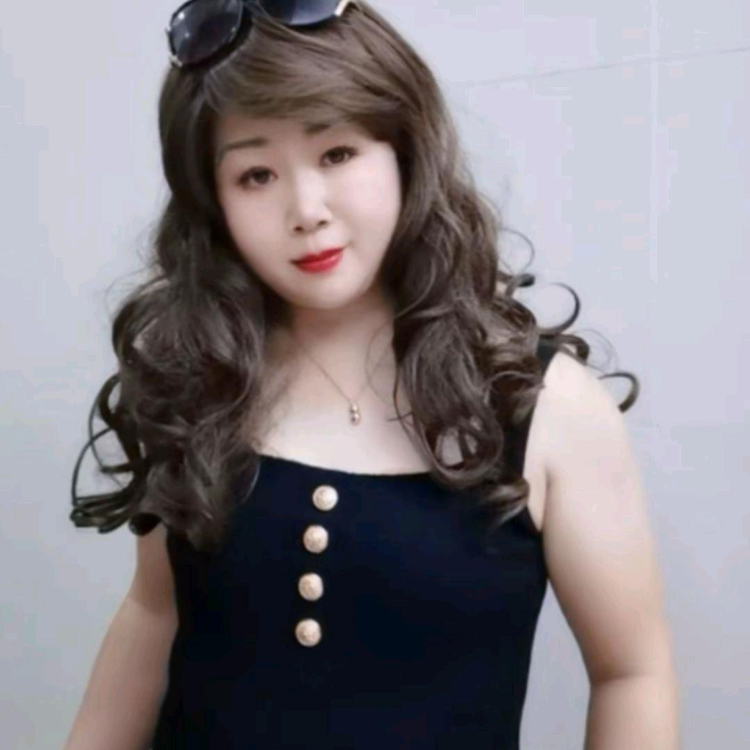 我是潮州妹，专业卖妈妈装，喜欢关注