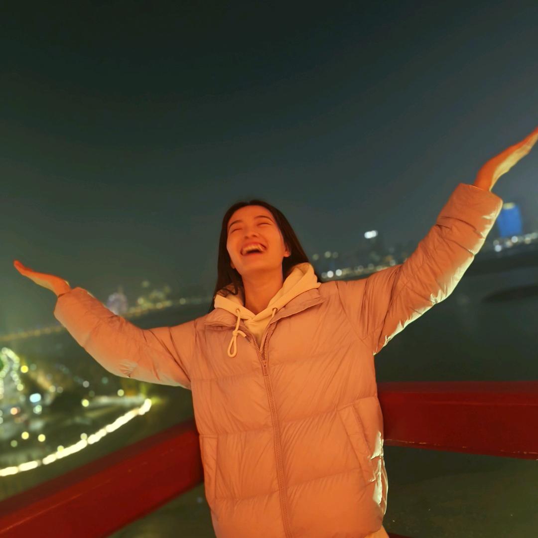 村里有个姑娘叫小芳