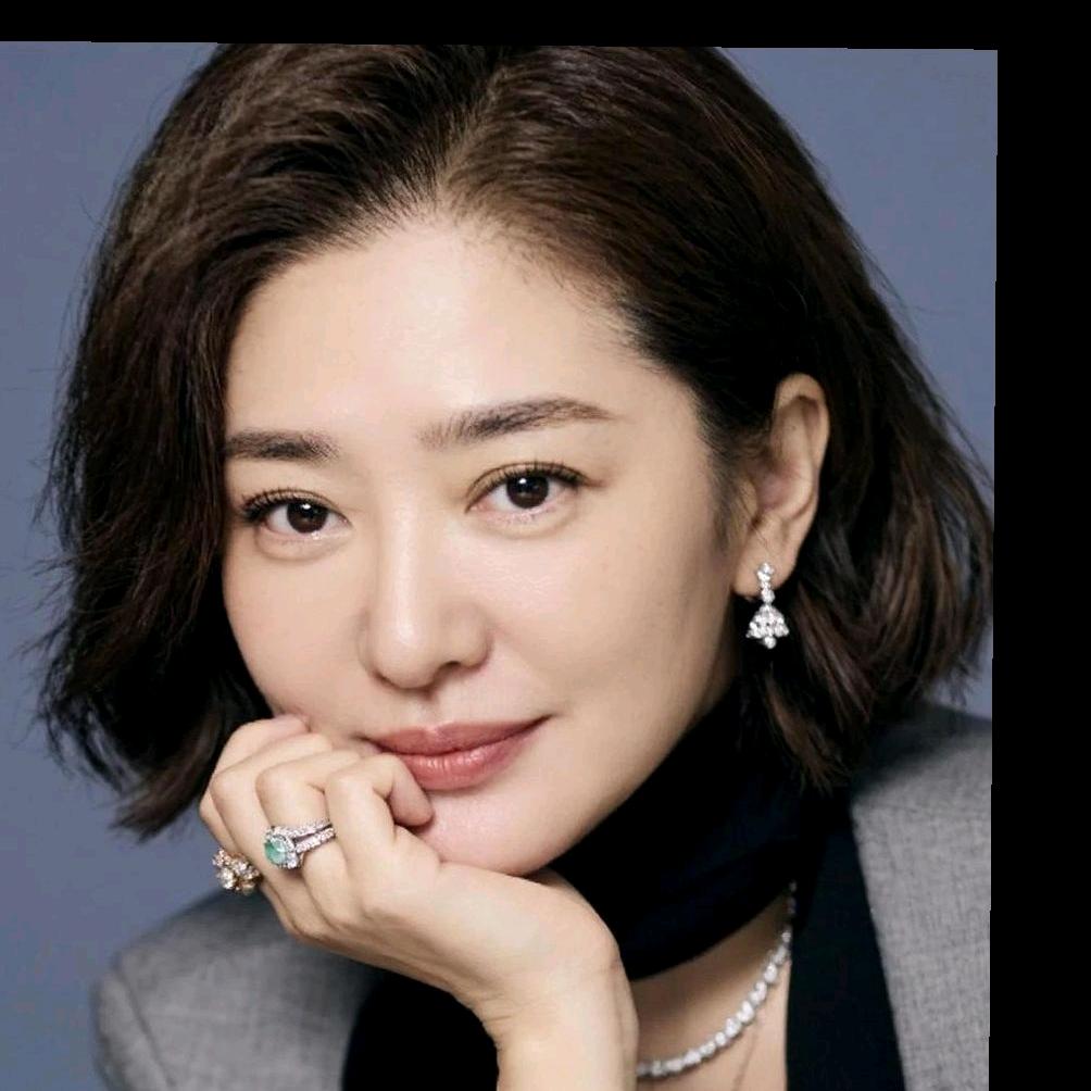 一个超自恋的中年美少女