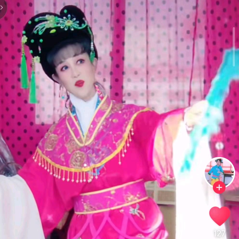 开开心心，自幼爱表演，没有受过专业培训没