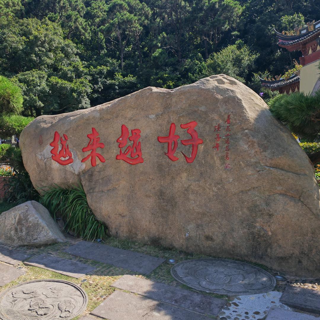 没伞的孩子只能全力奔跑