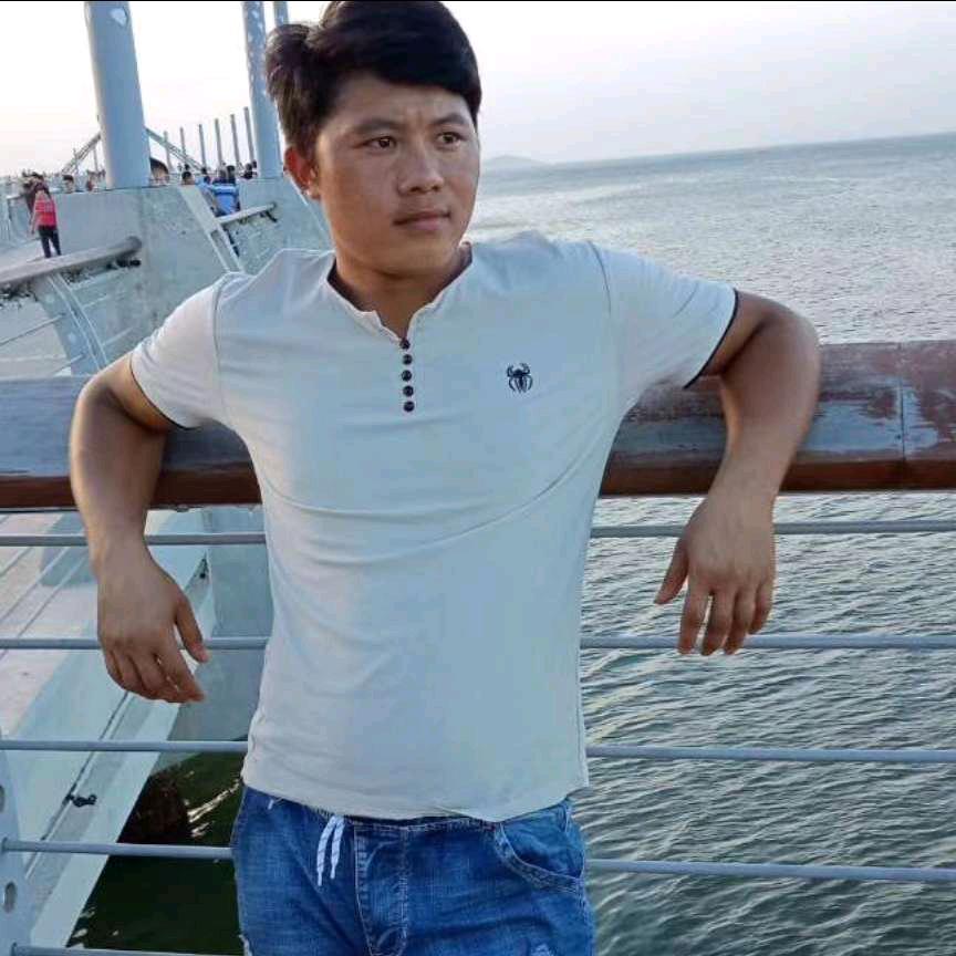 废铁堆里的挖机小哥