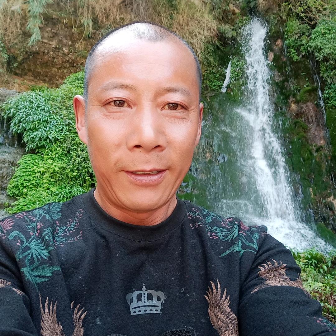 建筑工人，费建国