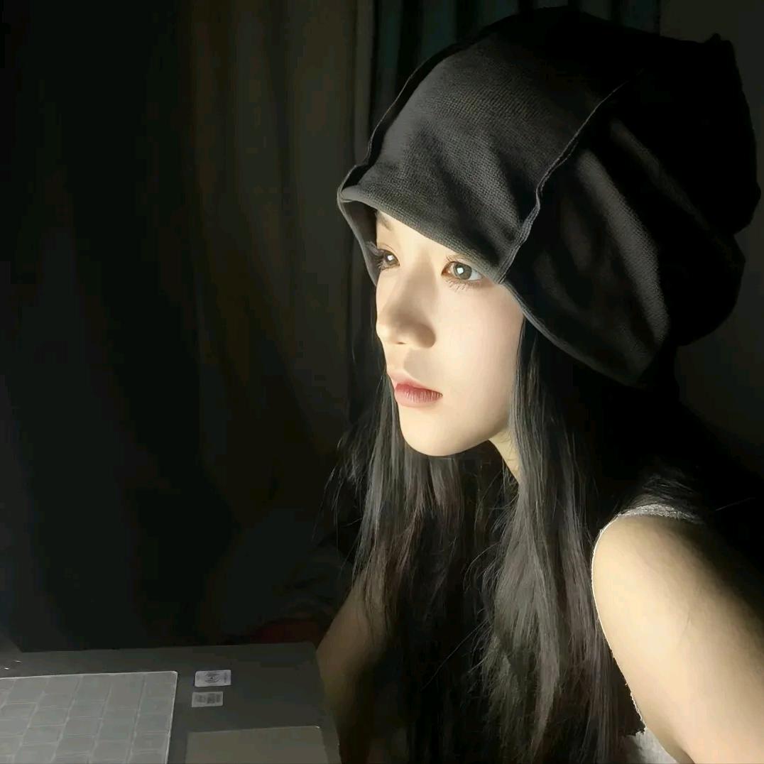 爱吃小碗耳的陆逸问头像