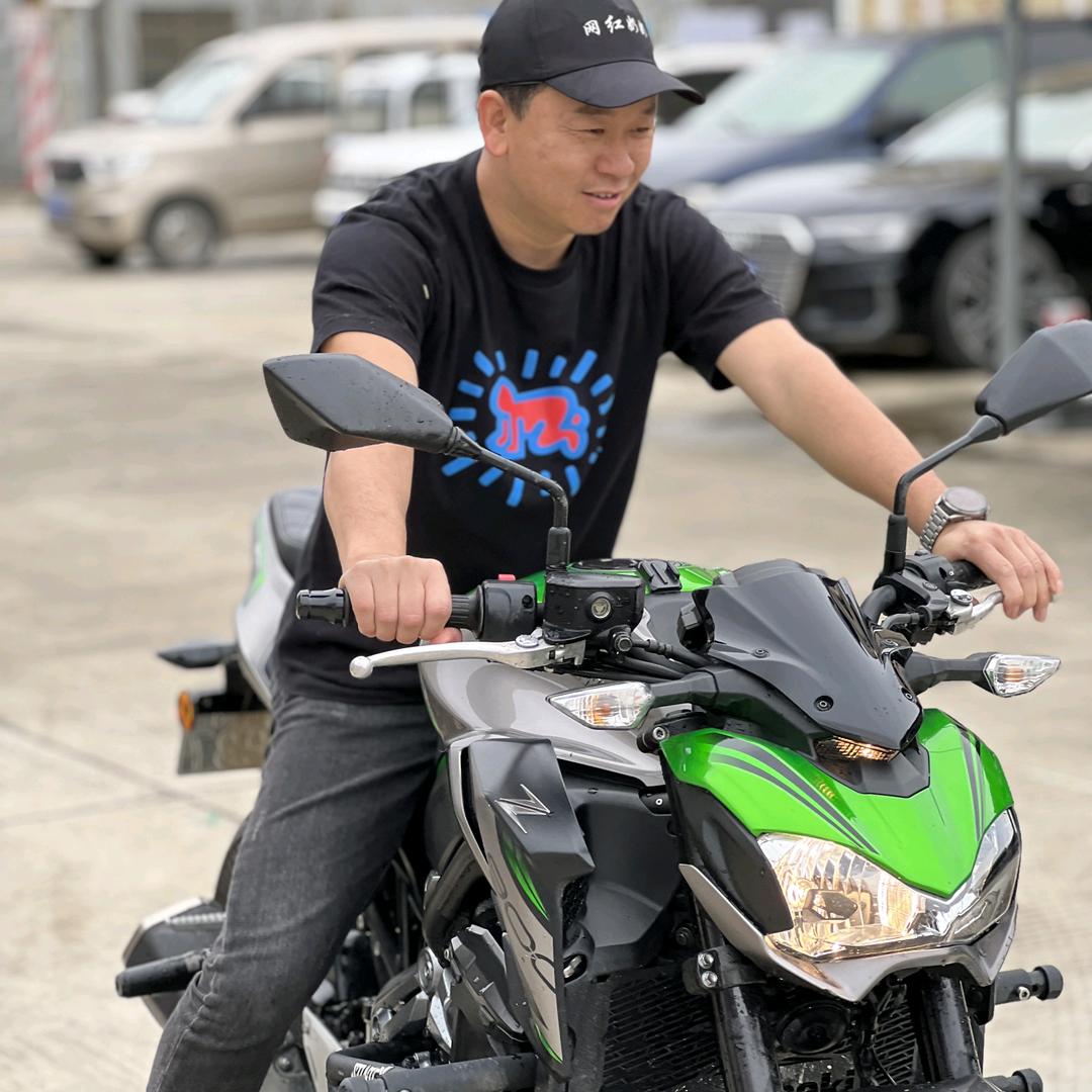 油漆伟（网红奶奶）