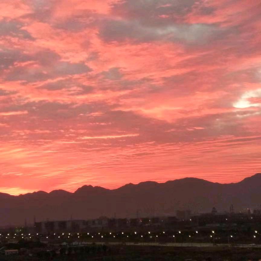 红色天空头像