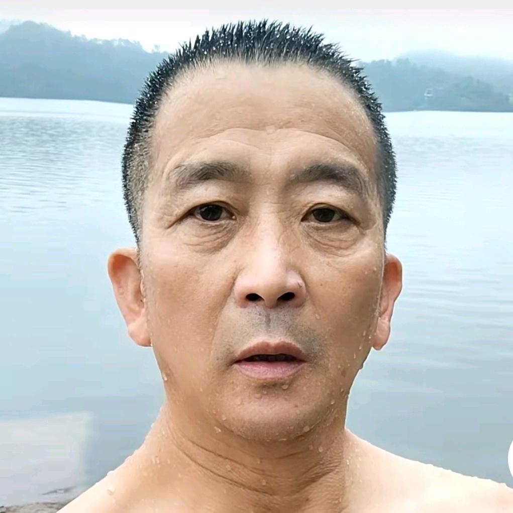 爱游泳健身的崔哥