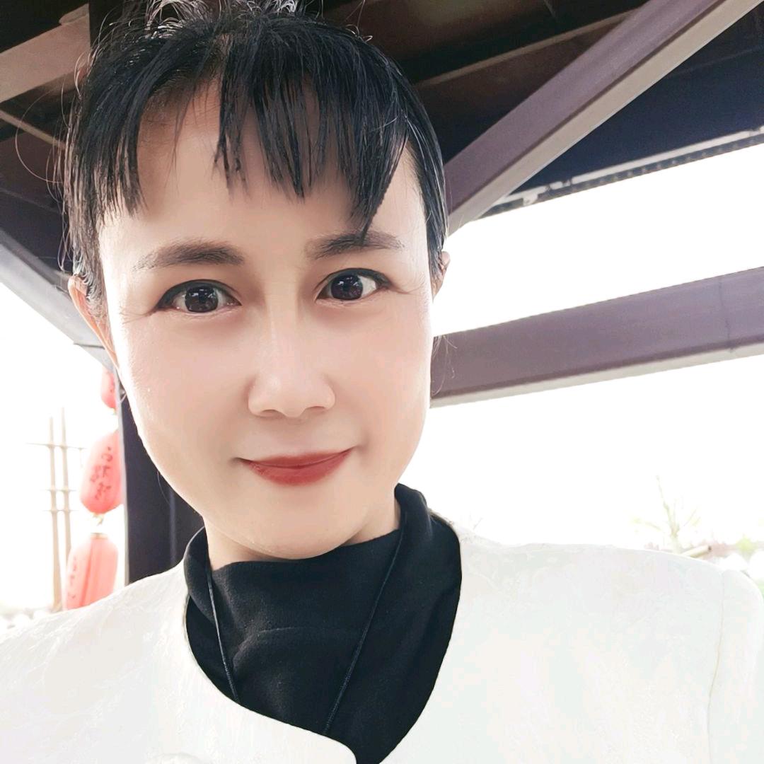 薛城梦金园珠宝搭配师慧姐