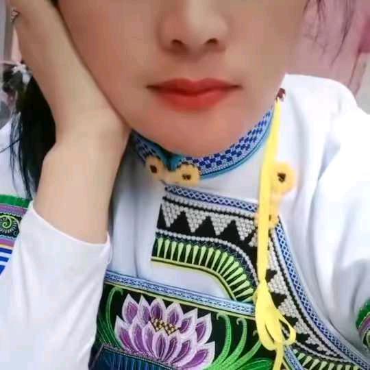云 南 普 者 黑  彝  族 妹