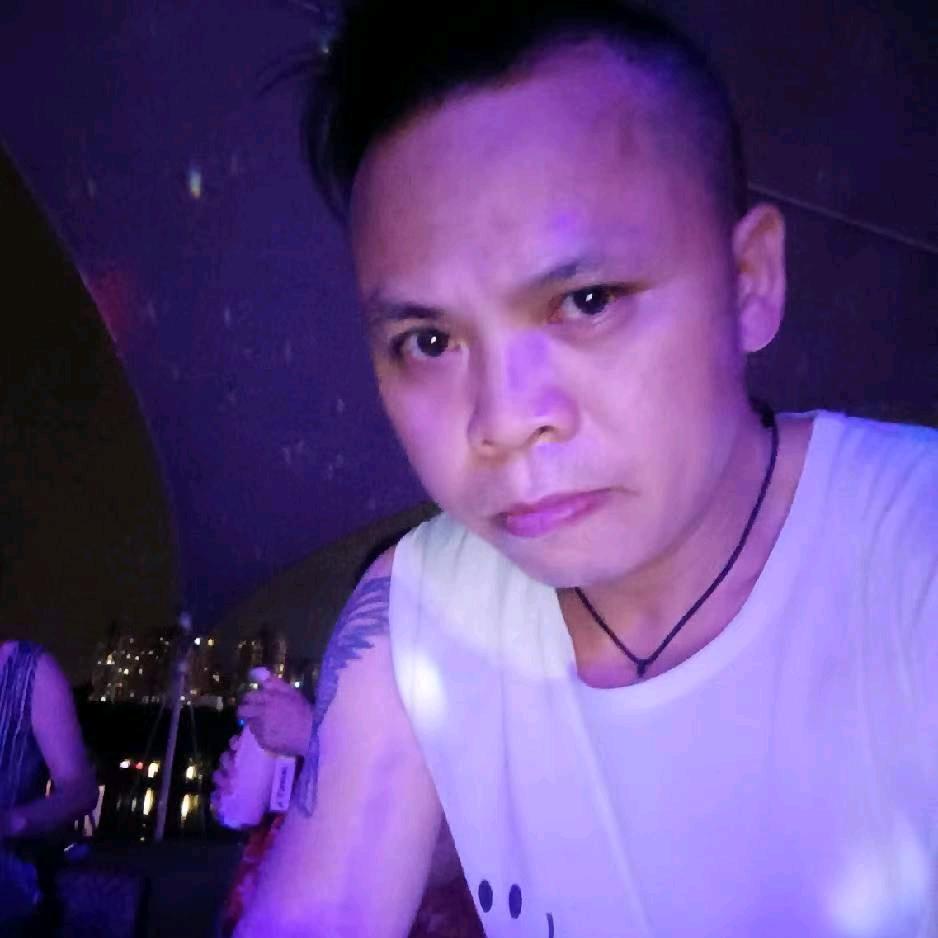 一个人喜欢玩音乐