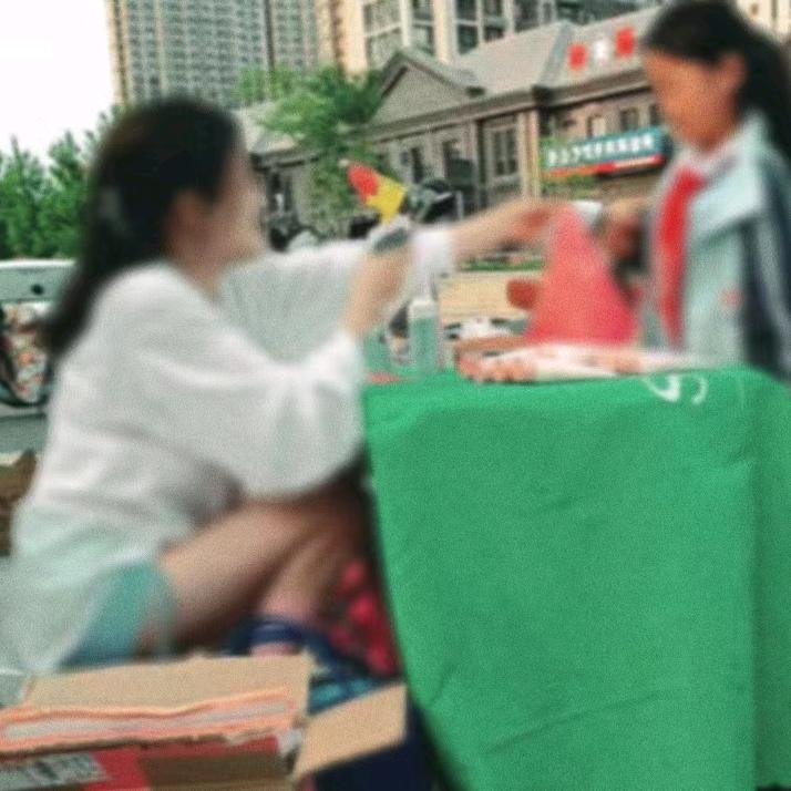 戴头花的小礼物