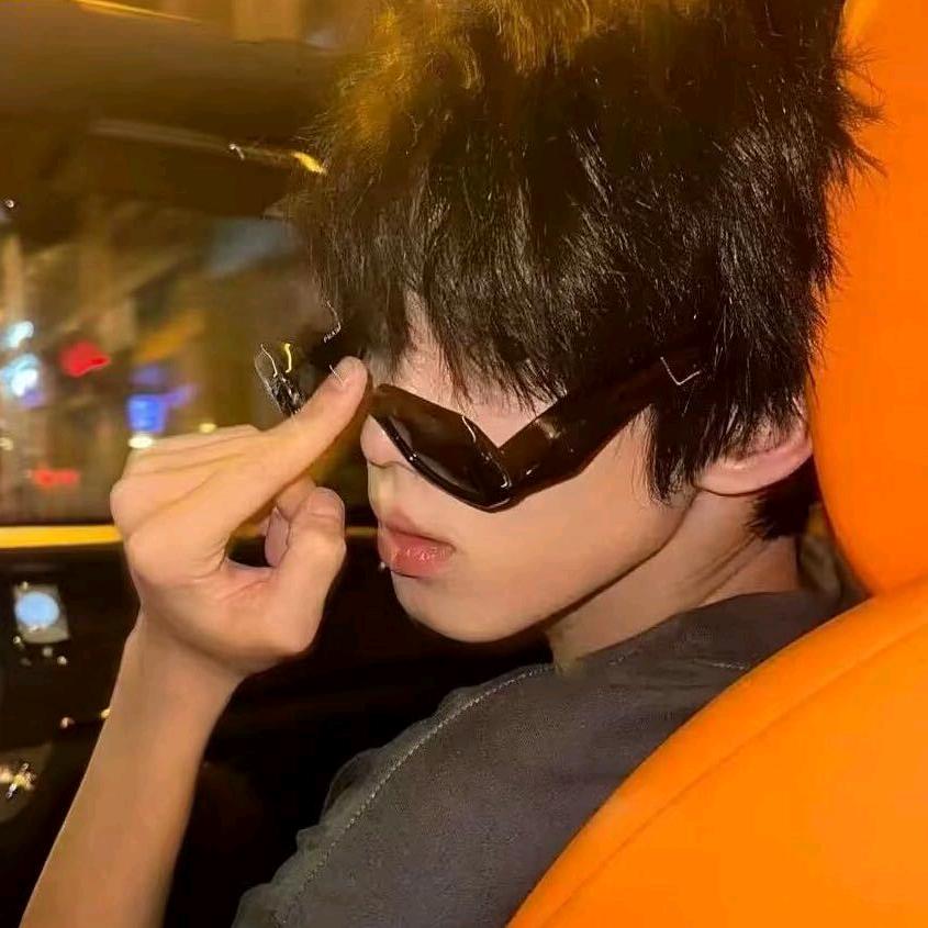 打地铺睡觉的小熊