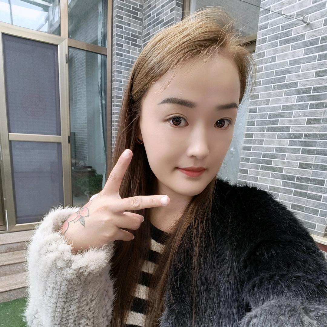 佳乐千仞岗羽绒服何玉双