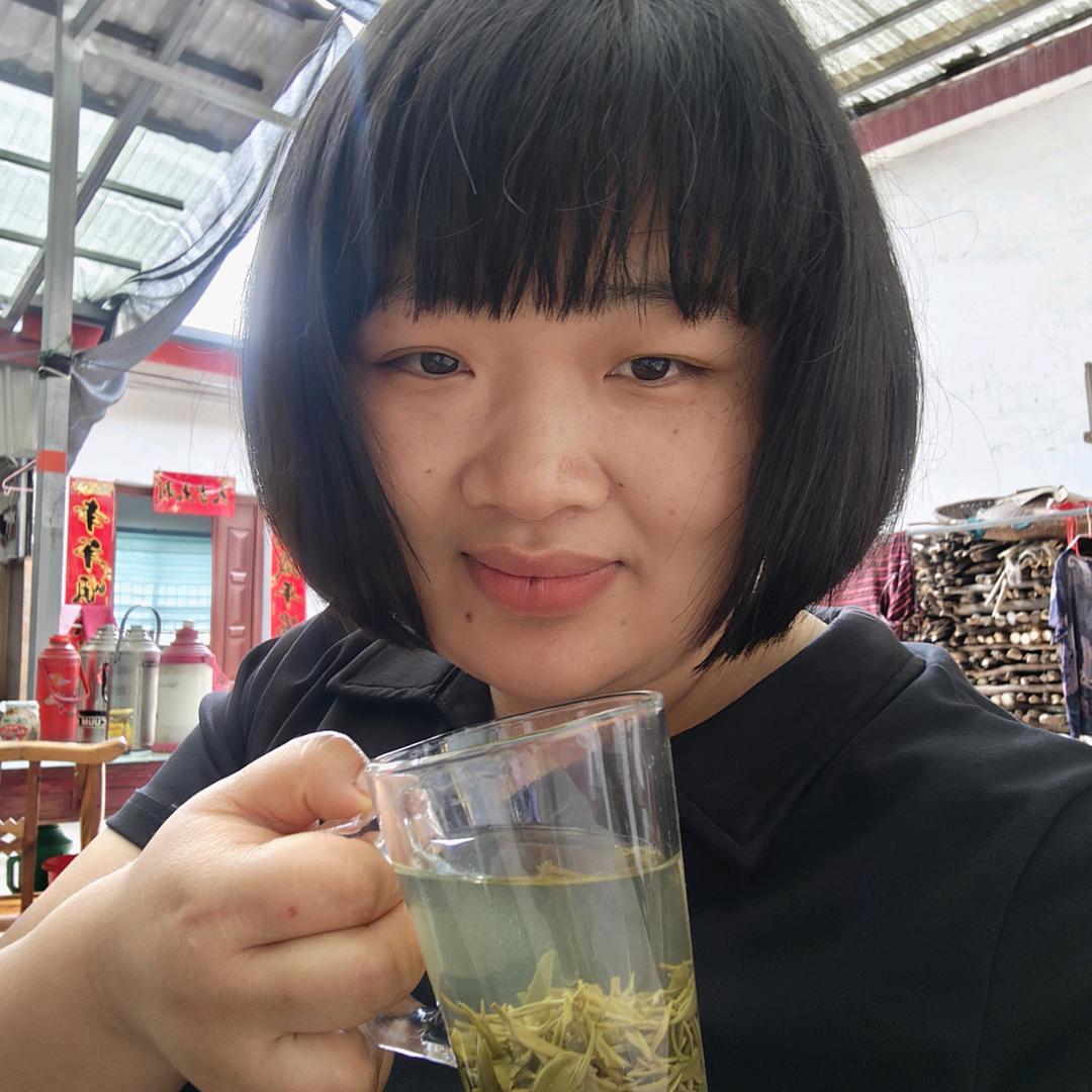 村干部汪必茁（桃胶姑娘）