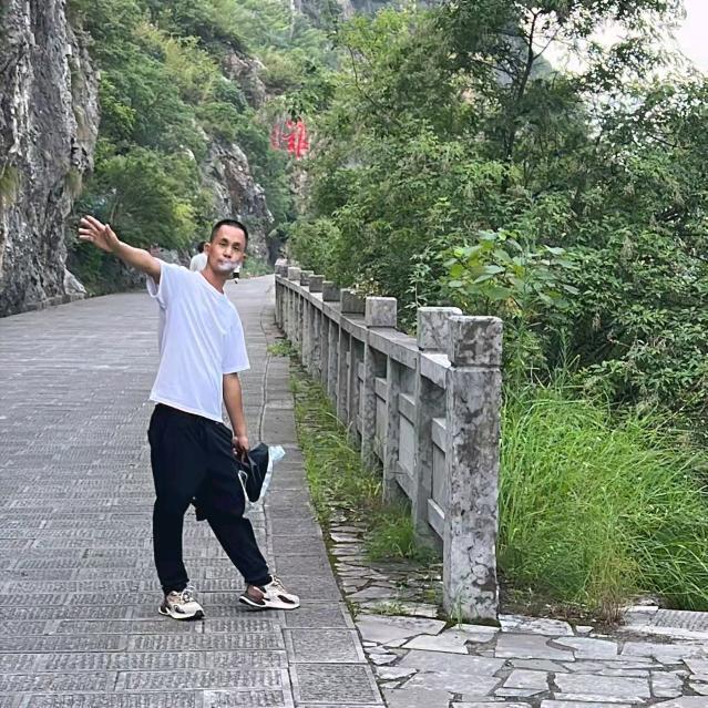 《承接内外墙装修》小张