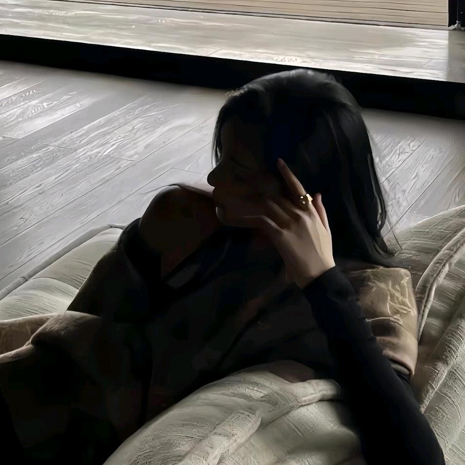 在海边聆听。