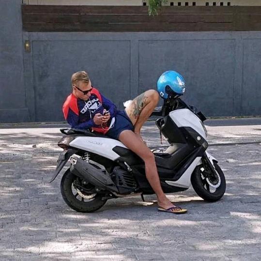 拿着菜刀砍电线