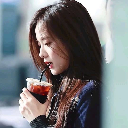 瞎子看见跛子猛踹瘸子那条好腿