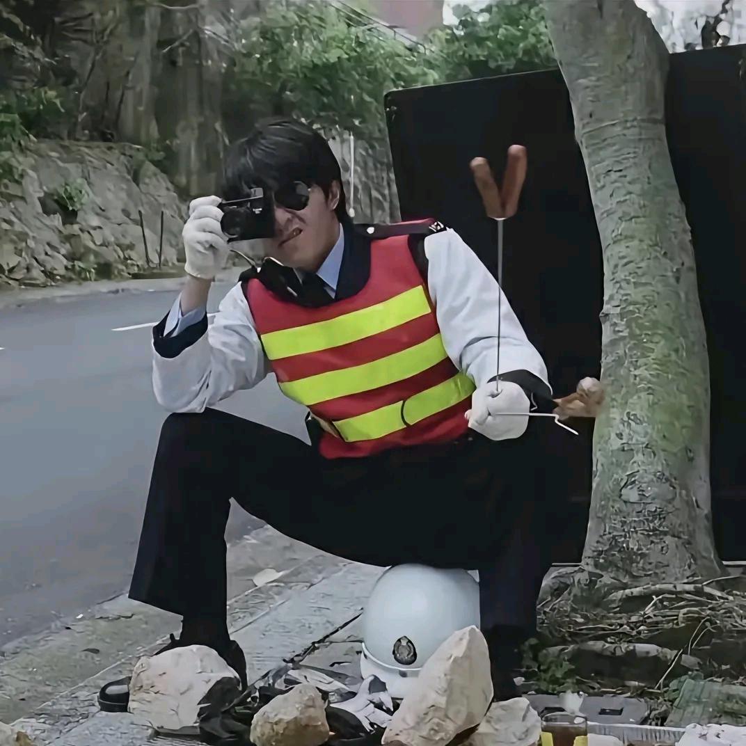 挖把折耳根拌炸洋芋。