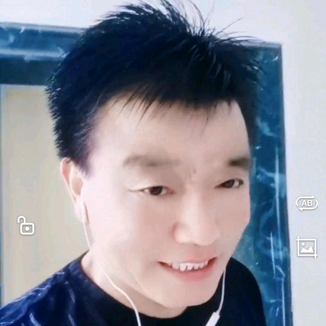 黑衣哥，爱唱歌🎤(＾ω＾)ノ