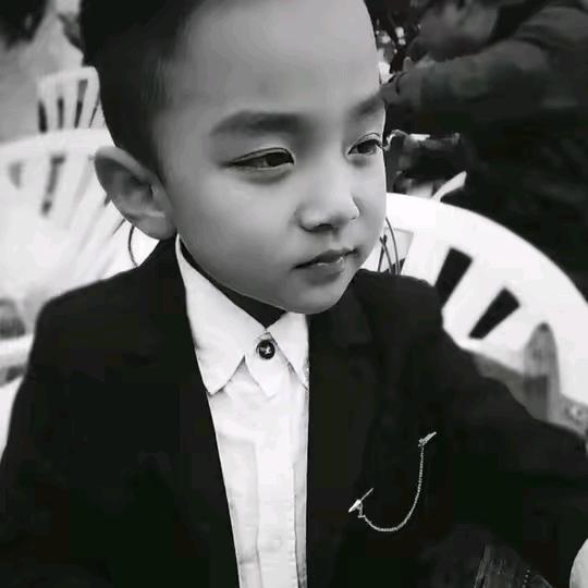 黑  白