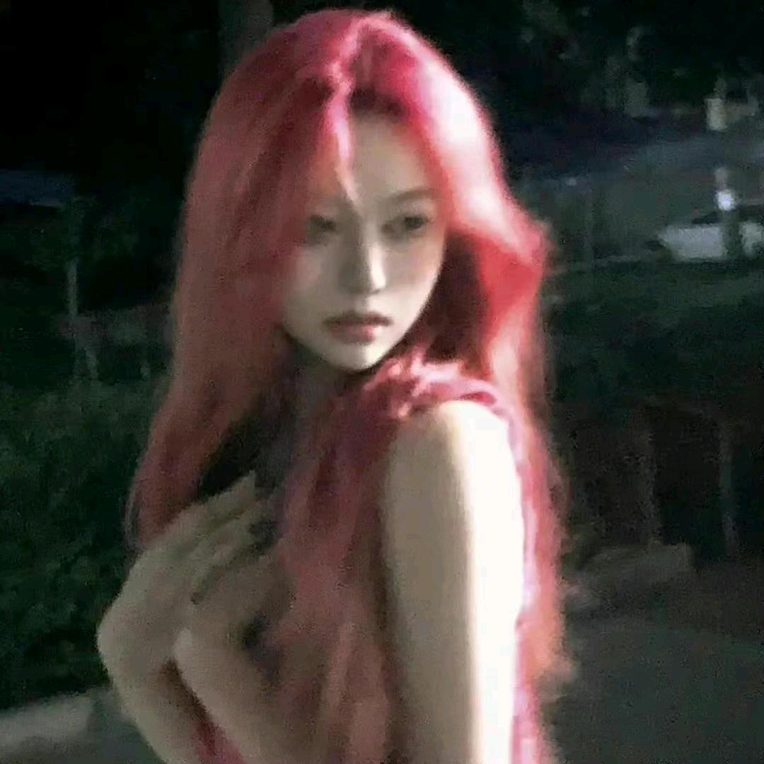 半夜三更悄悄去厕所调戏性感身材绝色流浪猫