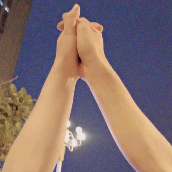 透过手指的阳光