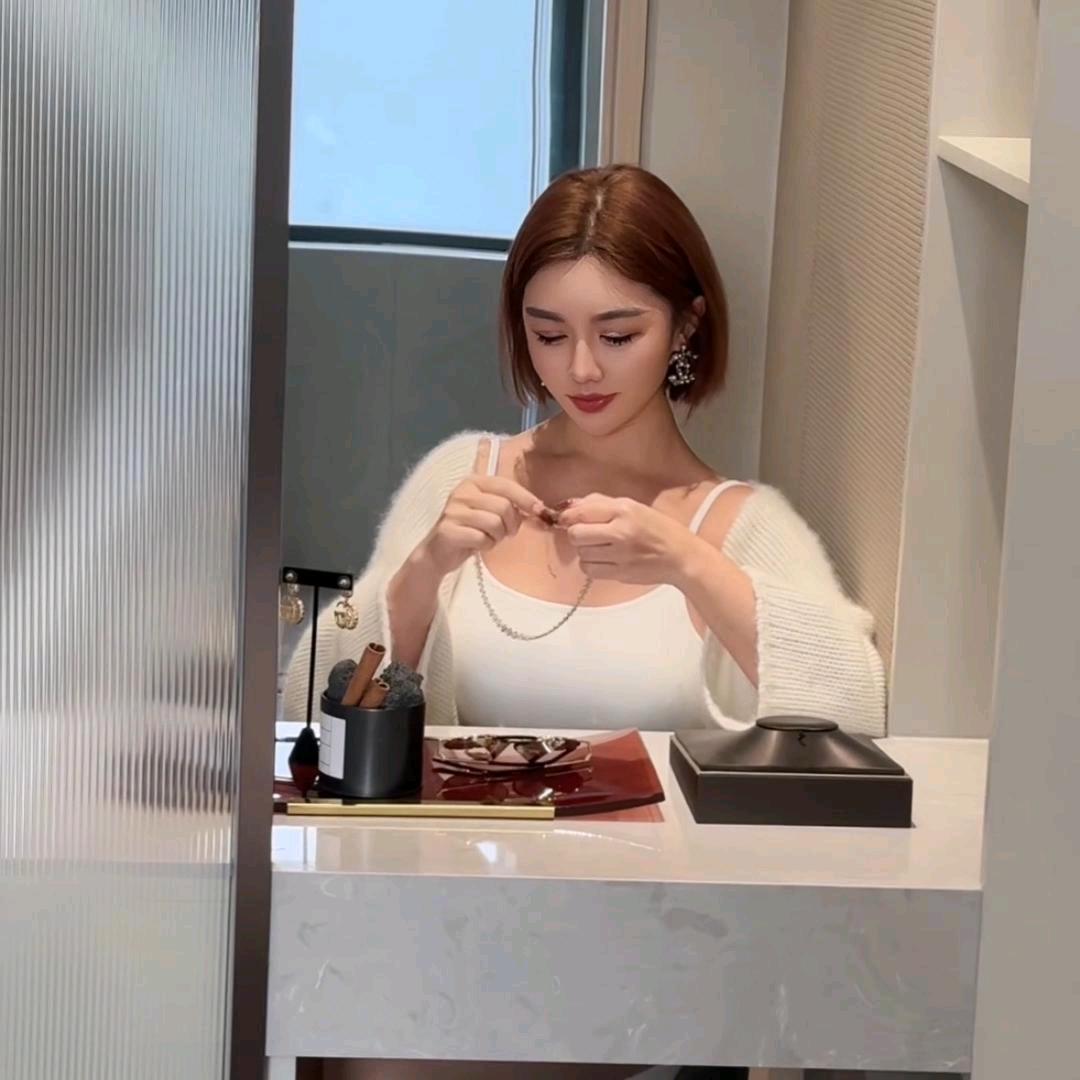 江都牛满捞老板娘