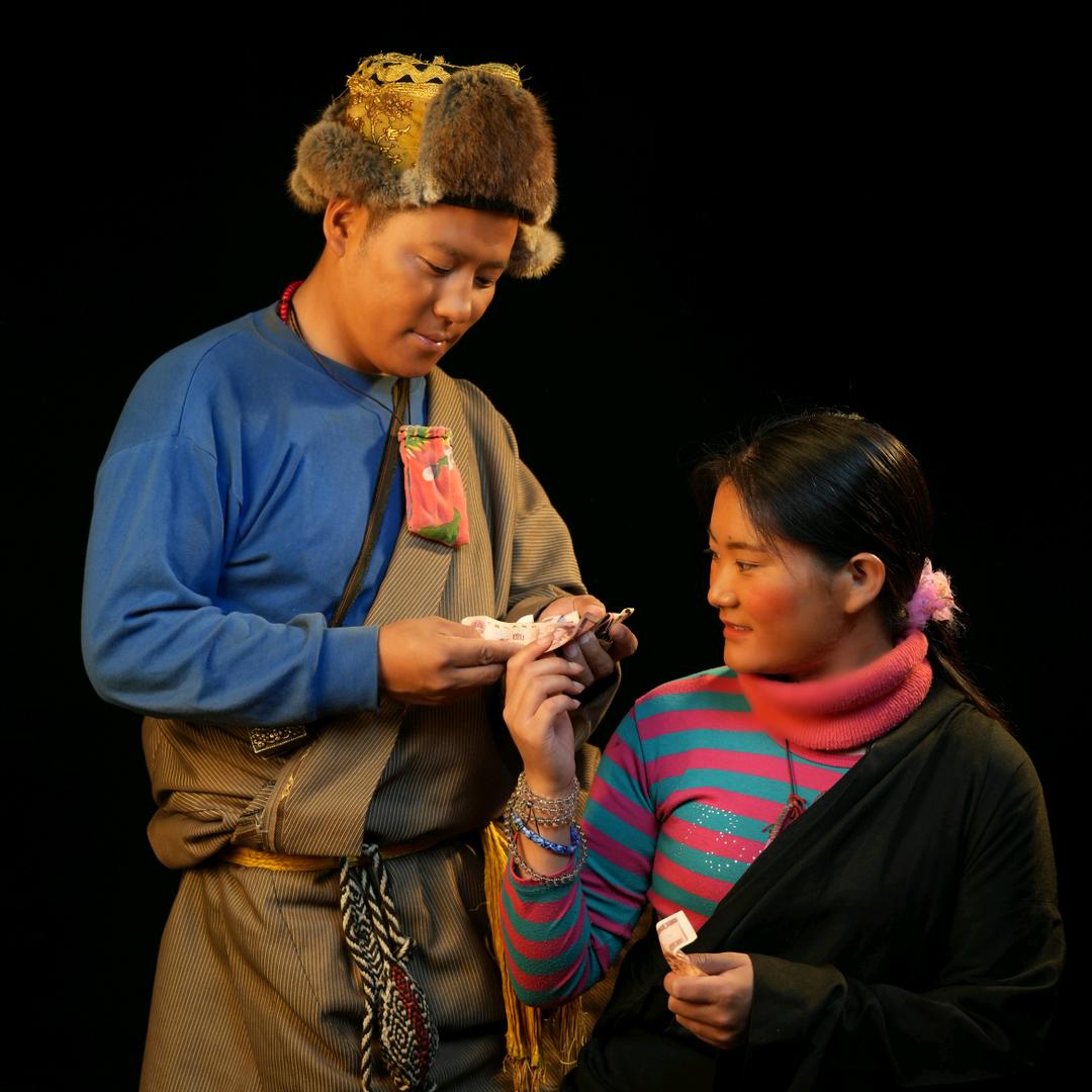 藏族夫妇 荣阔商店