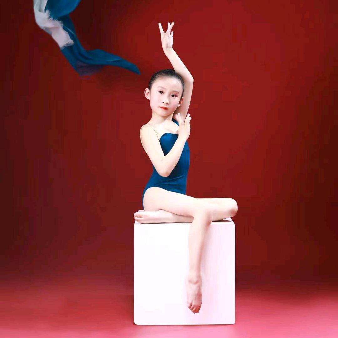 站在电线杆旁喝咖啡