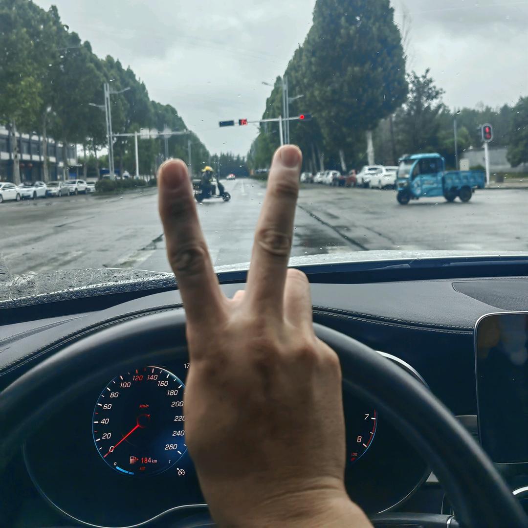 捣鼓车的小杨