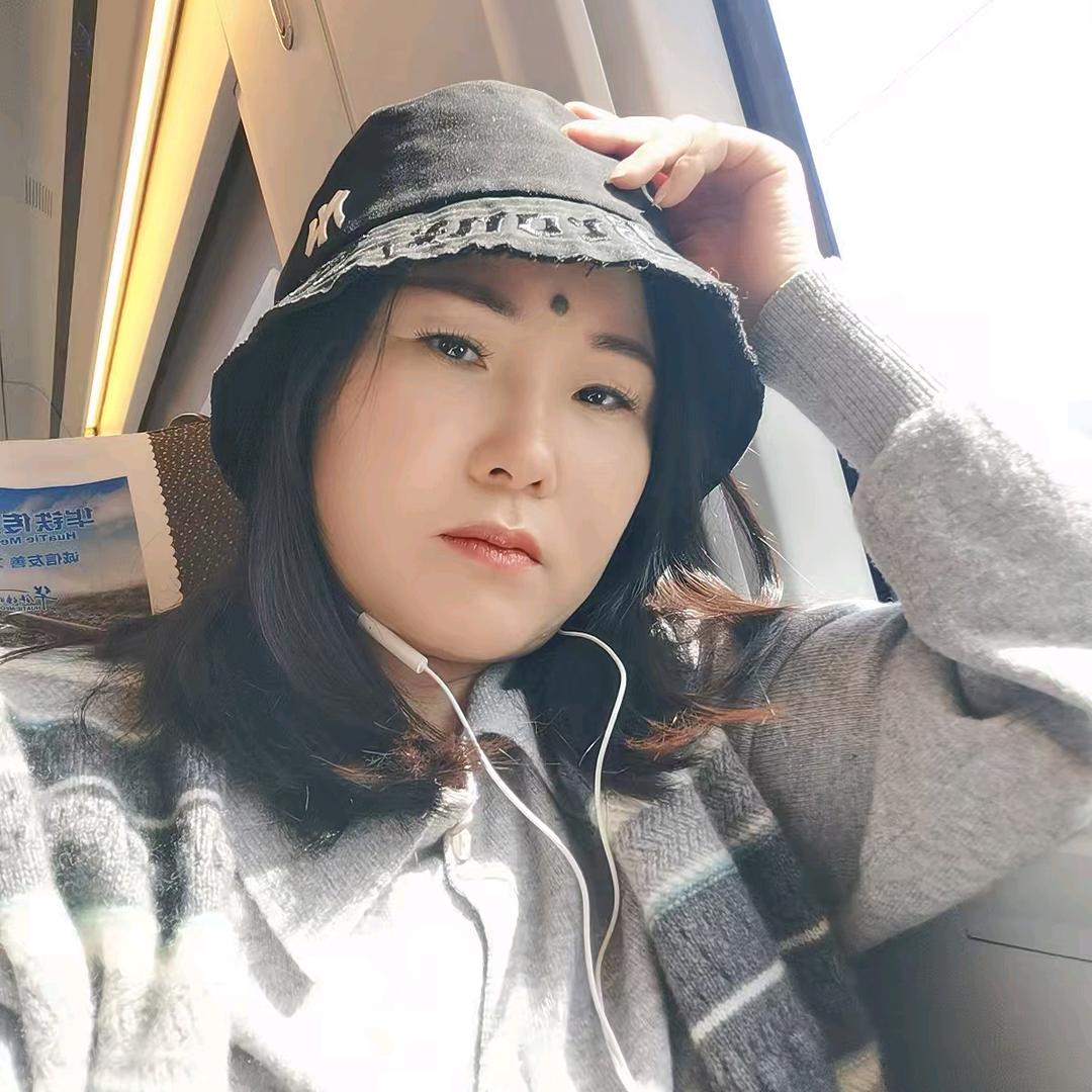 迎着风奔跑的女子