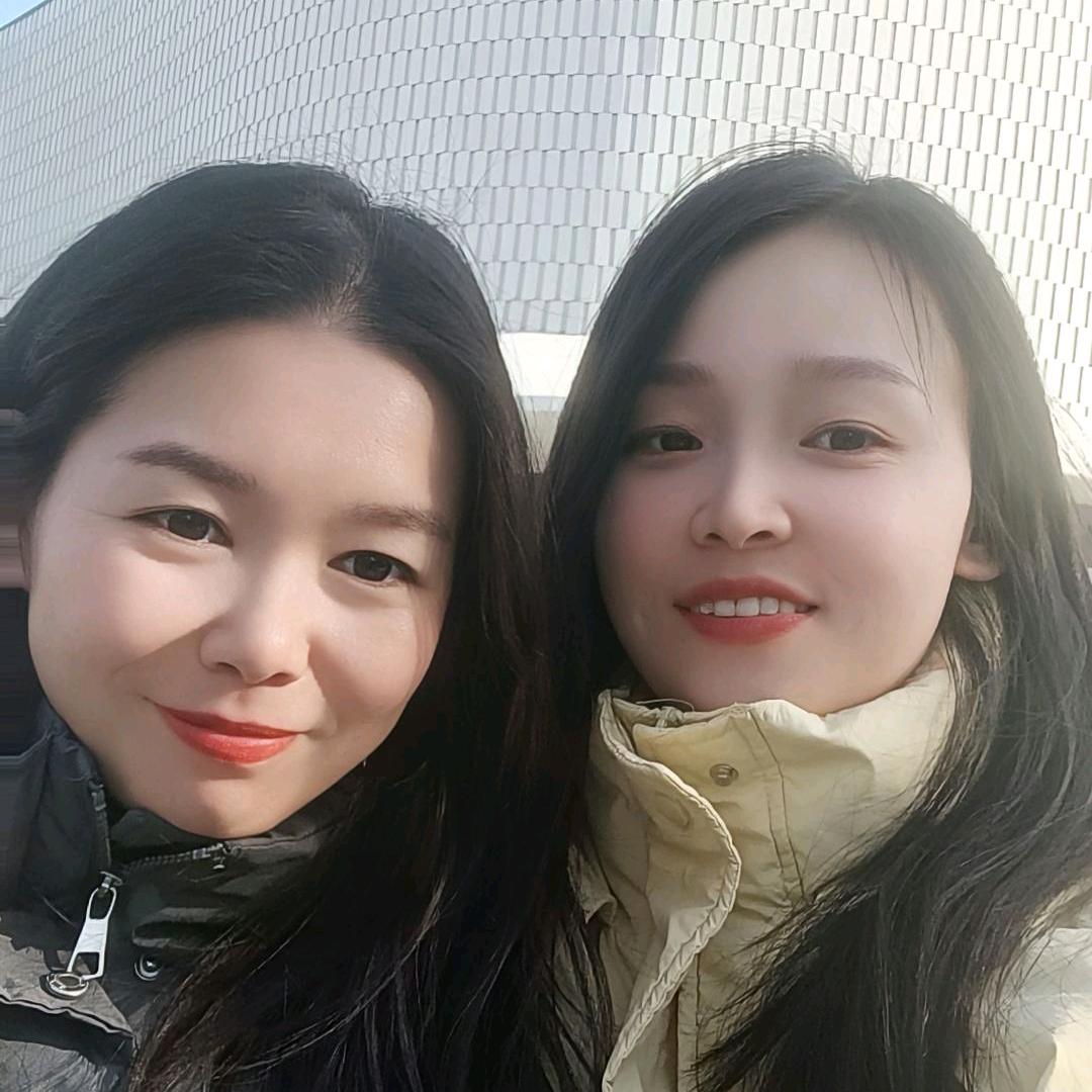 爱逛胖东来的姐妹俩