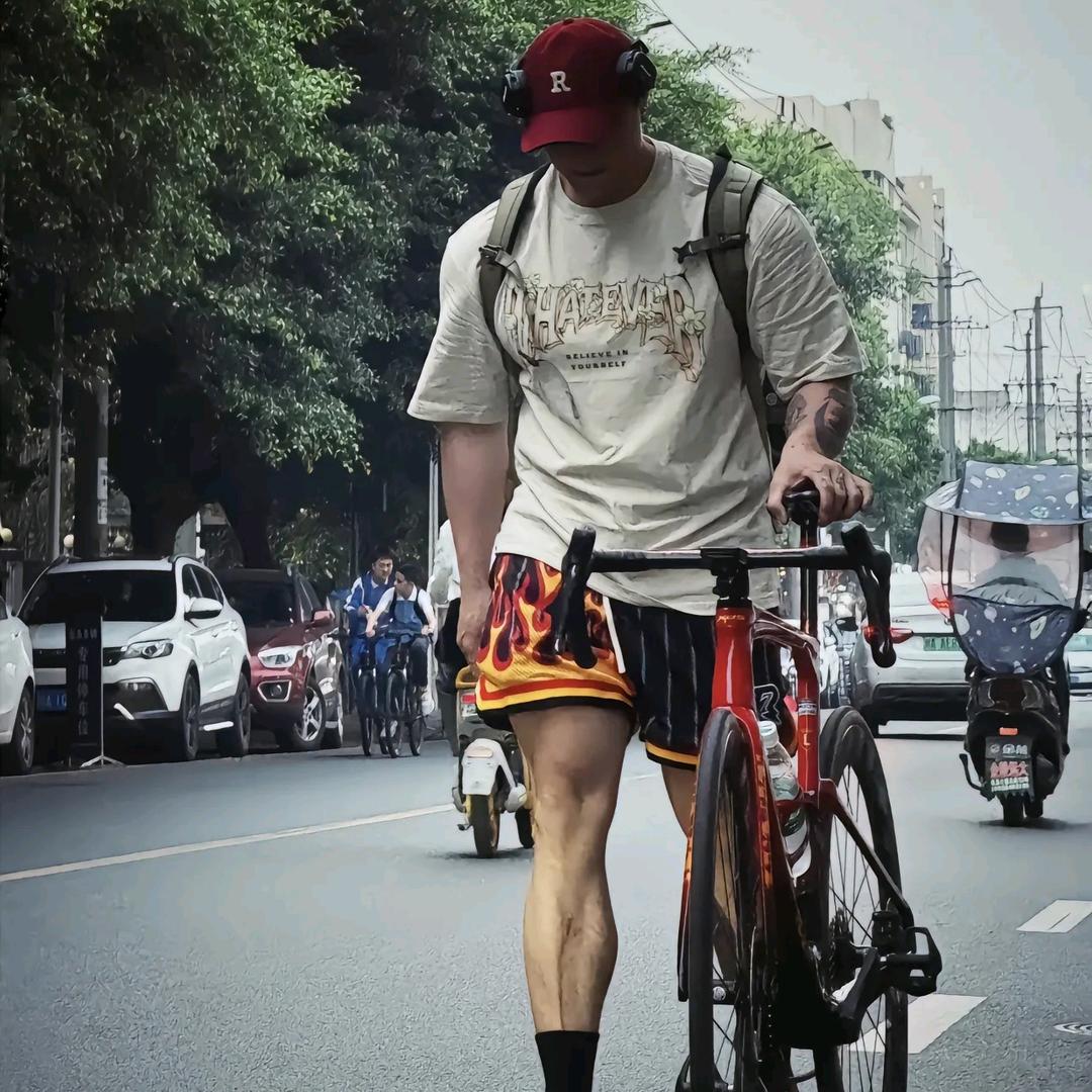 骑车的健身爱好者