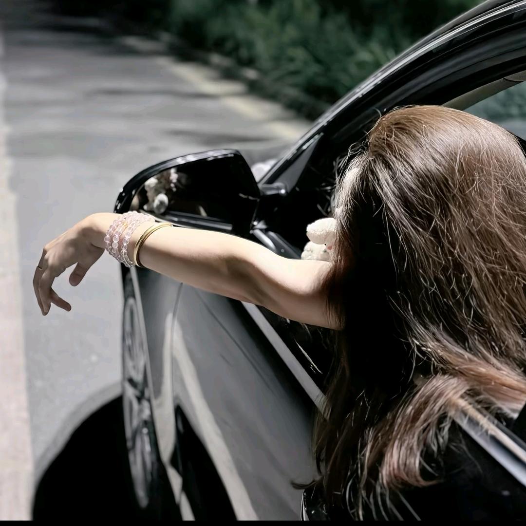 ら゛路灯下的大女孩