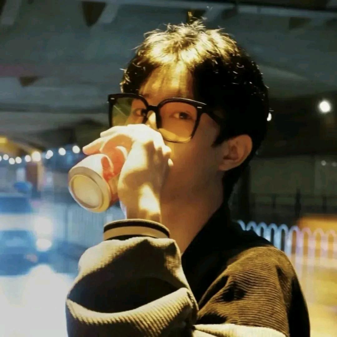 在白云山写书的咩咩
