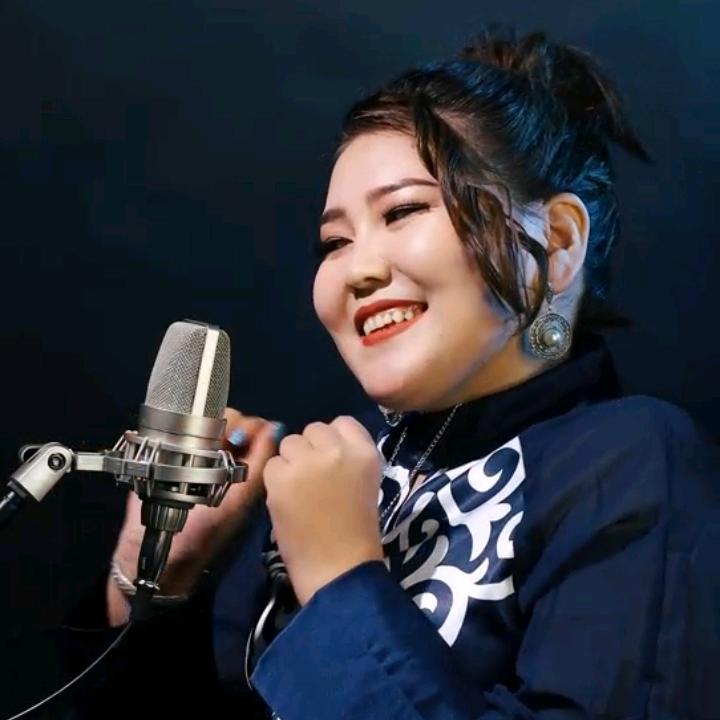 轮椅上的阳光女孩儿阿亚提汗（小号）