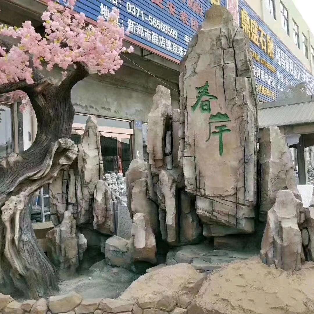 小刘在工地（洞穴风装修）