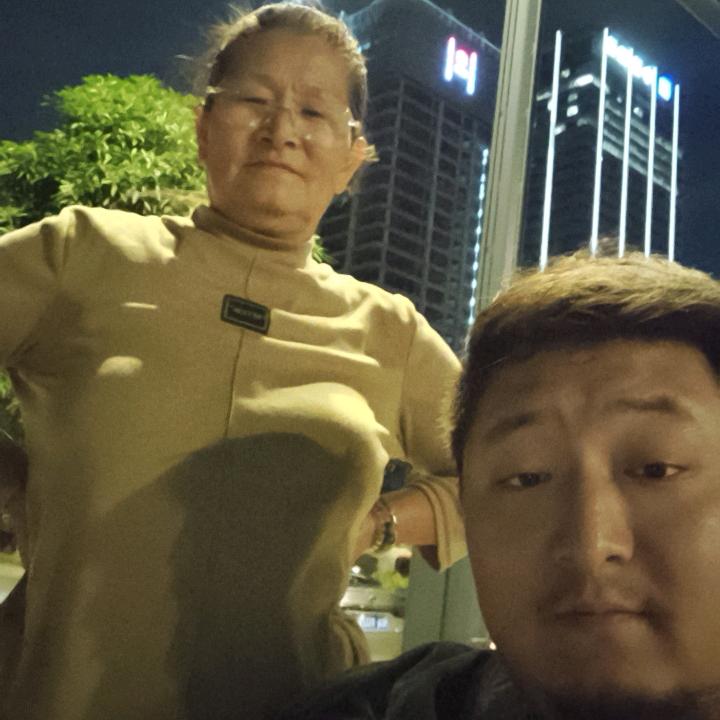 想要后空翻的小老太太
