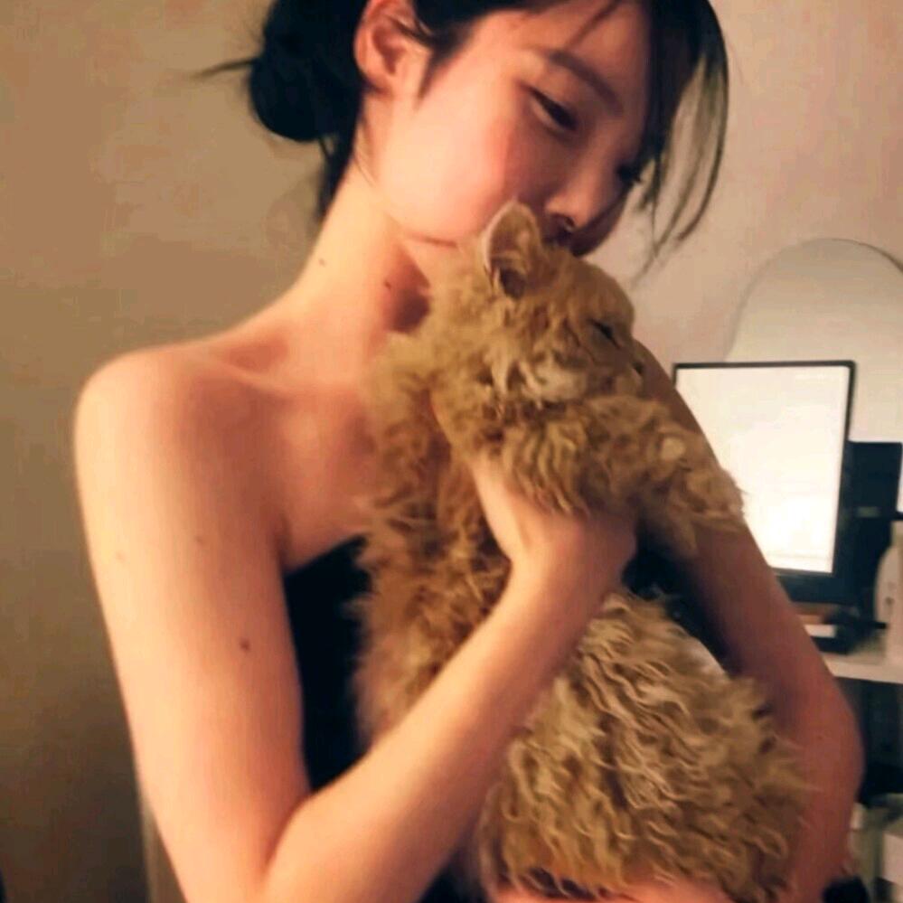 -懒大王👑.