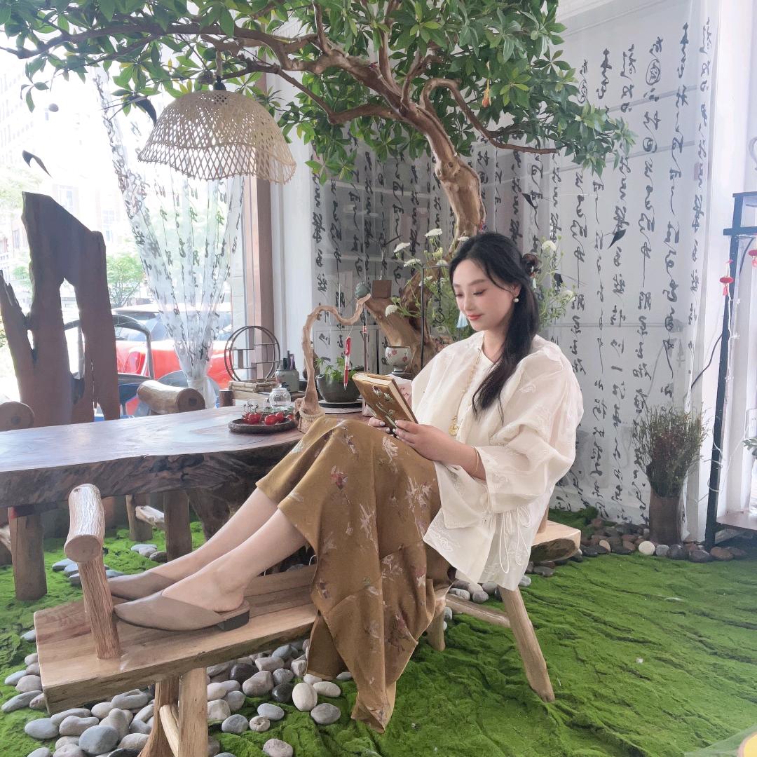 在织里卖布的董小姐