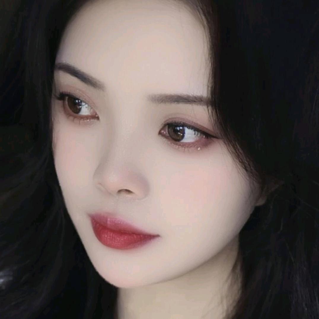 与人微微笑