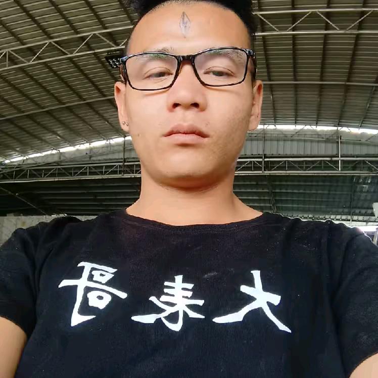 广西横县云表亚陂舞狮团大队长